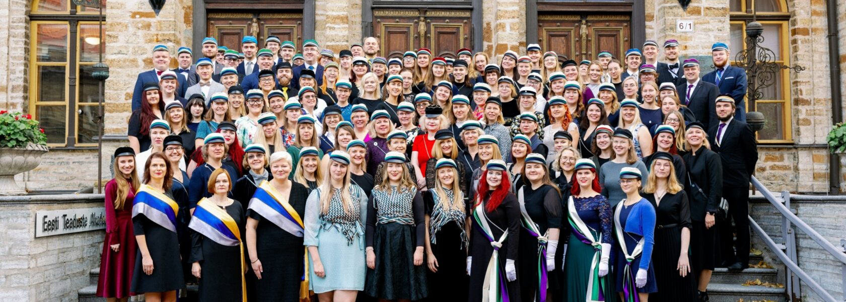 Korporatsioon Lembela 100. aastapäeva aktuse ühispilt Teaduste Akadeemia maja ees.